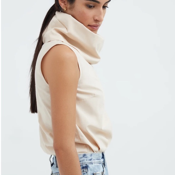 Elegant Cream Sleeveless Blouse - Picture 3 of 8